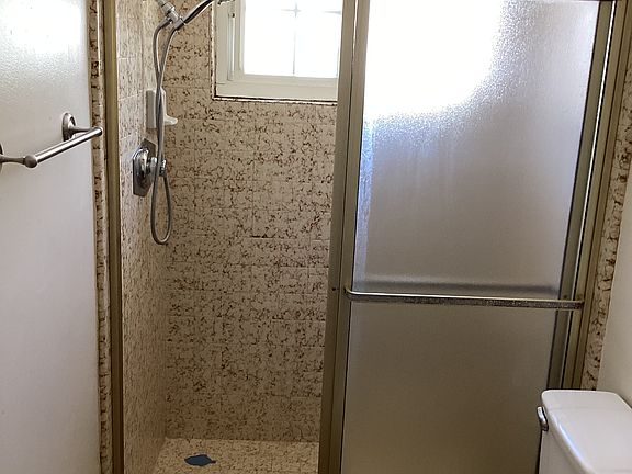 5th image of 1137 E 37th St