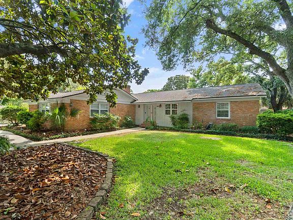 2nd image of 207 Pinetree Dr