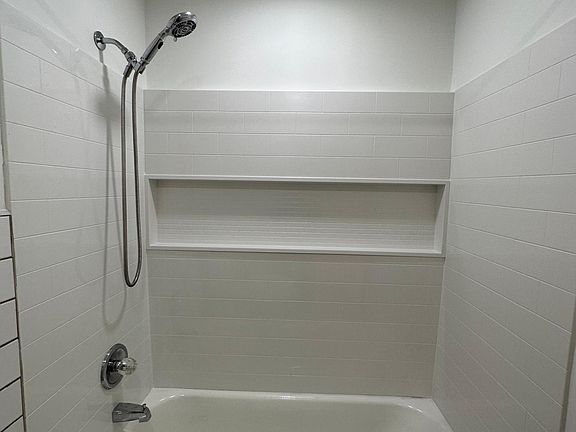 3rd image of 2025 Cicero Ave #1