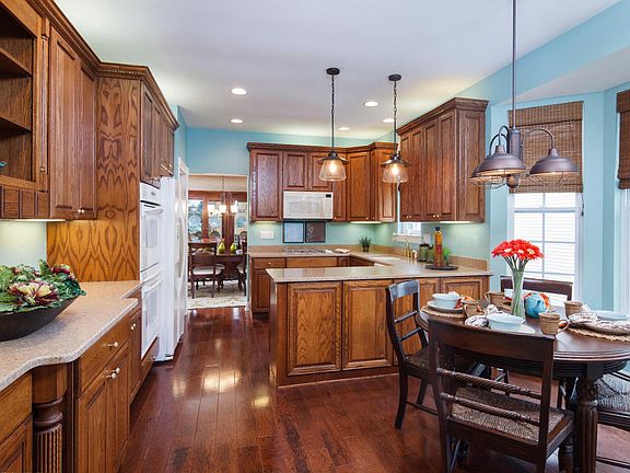 3rd image of 18 Winding River Ct
