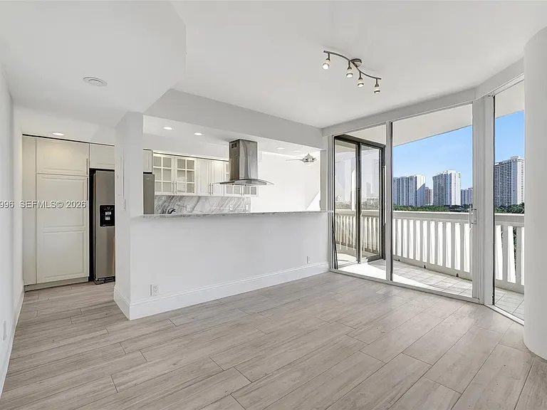 1000 Island Blvd #707 — Photo 7