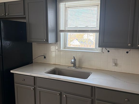 5th image of 156 Yeoman Ave APT 1