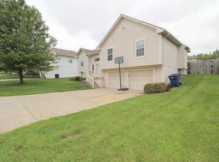 1813 SE Ridgewood Dr, Blue Springs, MO 64014