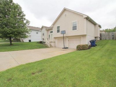 1813 SE Ridgewood Dr, Blue Springs, MO, 64014