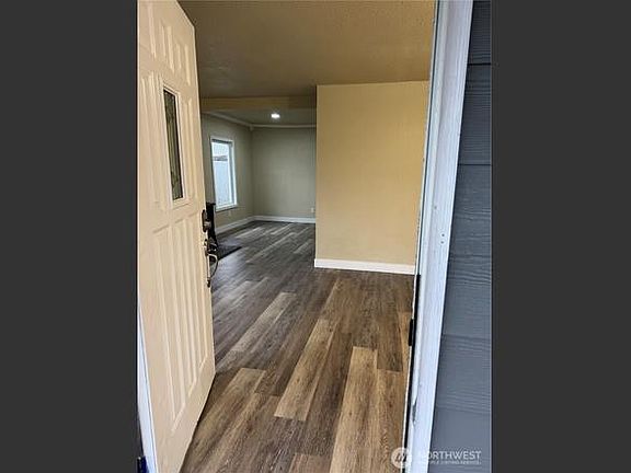 3rd image of 204 2nd Ave N #R