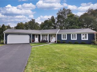 8 Barnswallow Dr, Pittsford, NY 14534