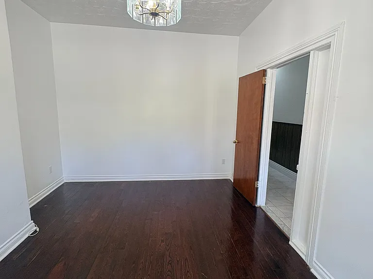 1080 Dufferin St #MAIN FLOOR — Photo 17