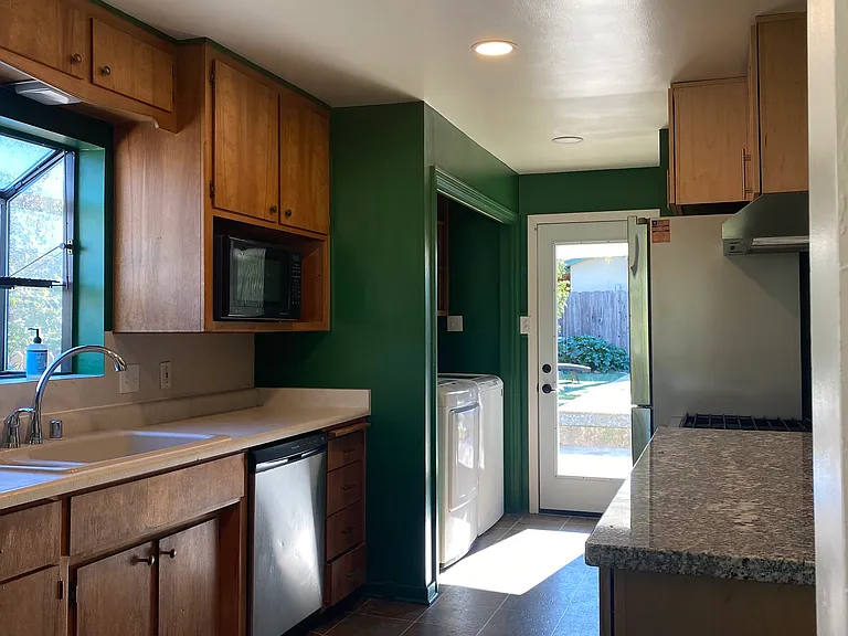2055 Gold St — Photo 16