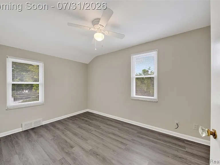 360 Parkview Dr — Photo 12