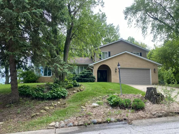 422 Pickwick Pl, Valparaiso, IN 46385