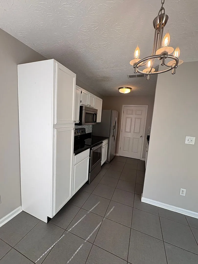 Stunning 3 Bedroom Single Family Home — Photo 2