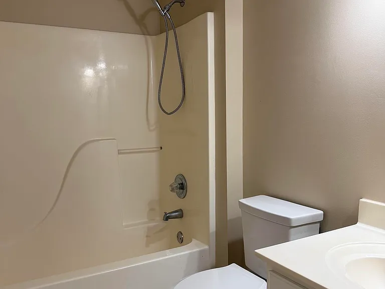 139 Canterbury Dr — Photo 17