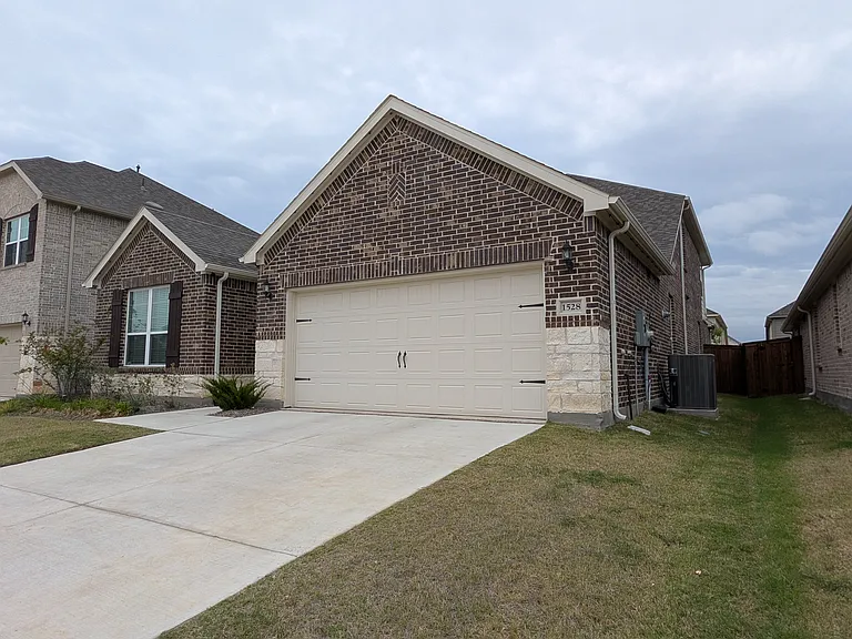 1528 Woodhaven Dr — Photo 1