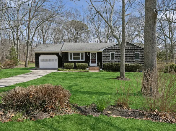 4 Columbine Ave, Hampton Bays, NY 11946