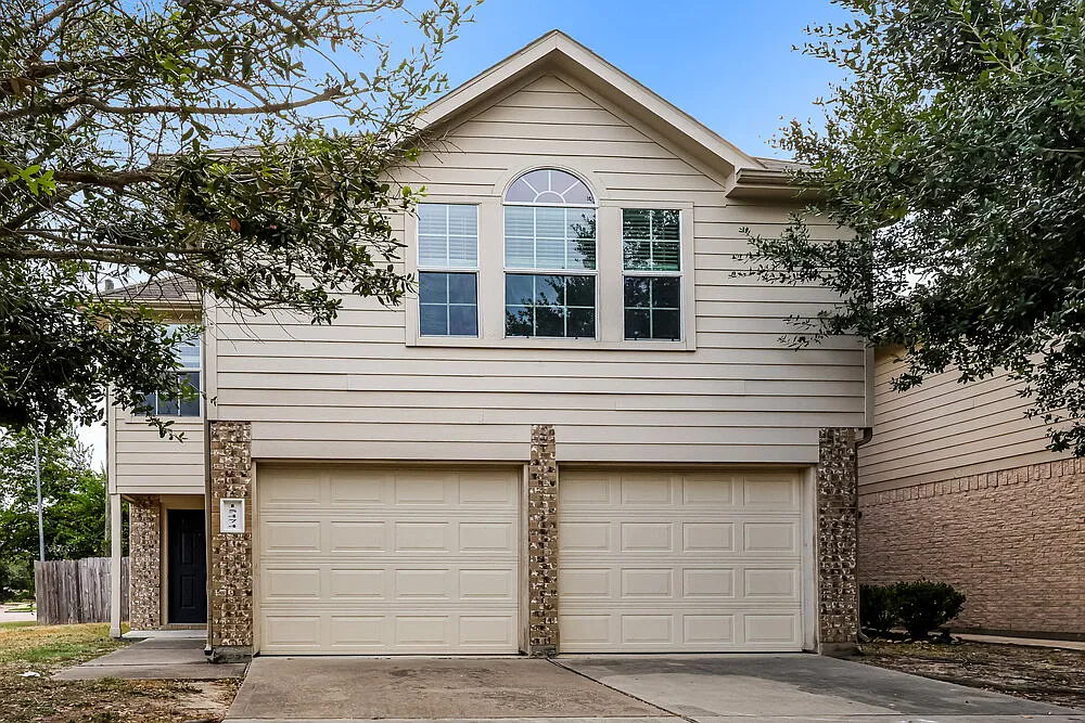3 bed, 2.5 bath, 1351 sqft, $1,805 — Photo 1