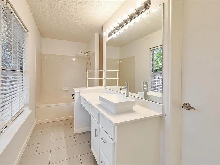 908 Dogwood Trl — Photo 7