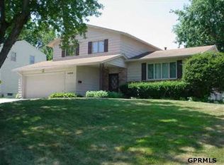 1104 Surrey Rd, Papillion, NE 68046