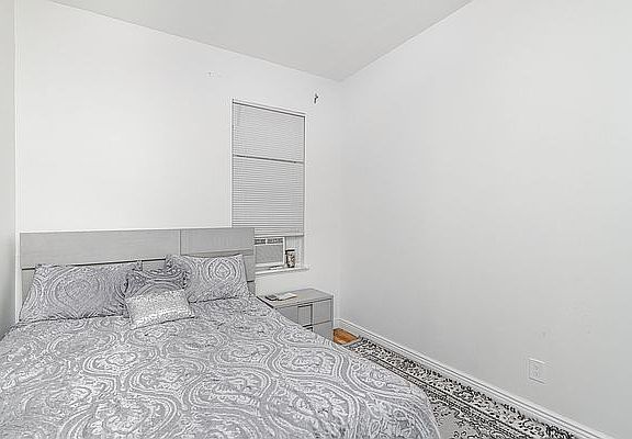 5th image of 3709 Crescent St #2F