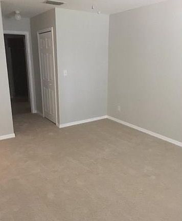 4th image of 811 NE 34th Ter