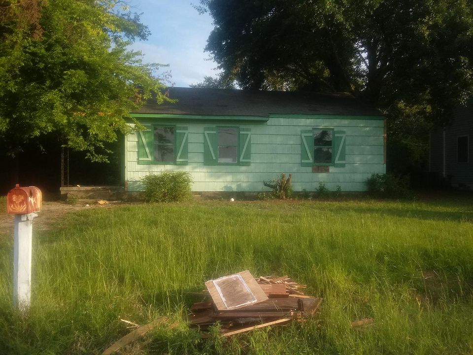 2nd image of 105 Rose St
