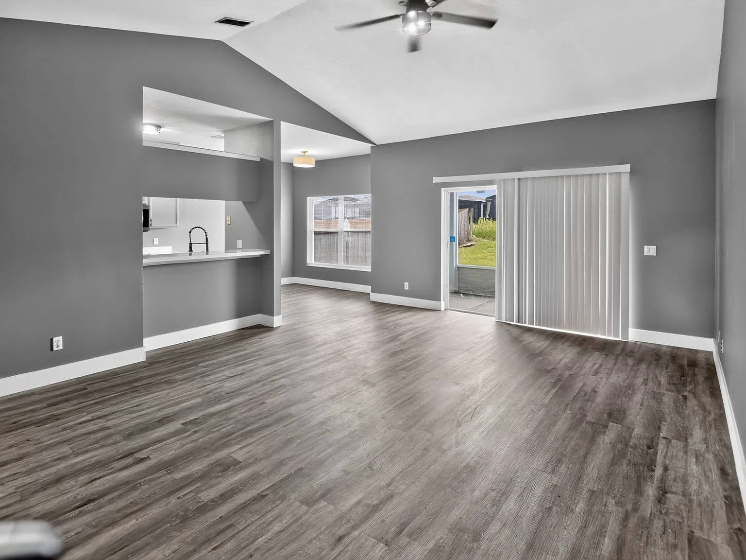 3 bed, 1212 sqft, $1,975 — Photo 4