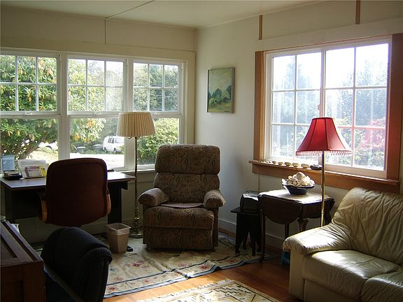 3rd image of 608 Hemlock St NE