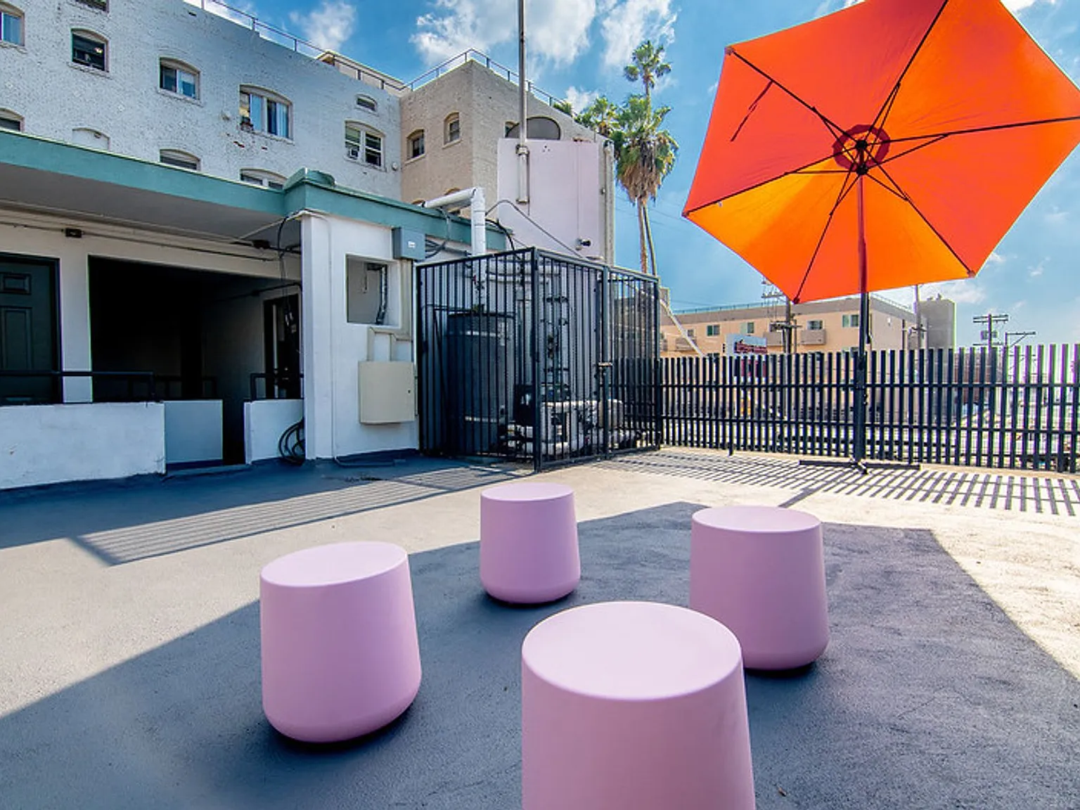 Royal Viking Apartments — Photo 2