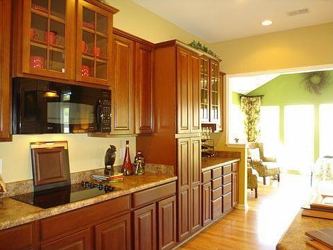 Gourmet kitchen pic 2 w/ upgr.appl.