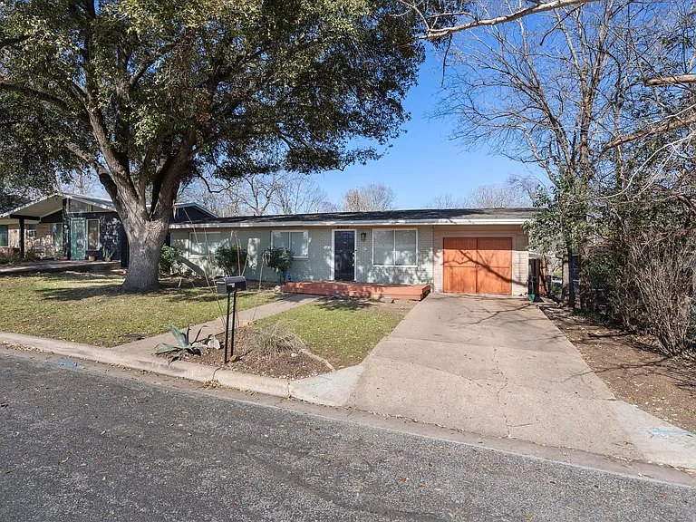4900 Eastdale Dr — Photo 2