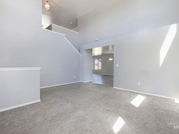 4th image of 810 Grizzly Dr