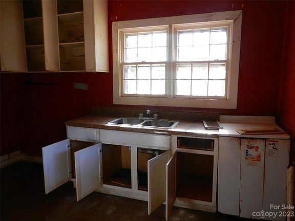 2nd image of 2426 Myers St