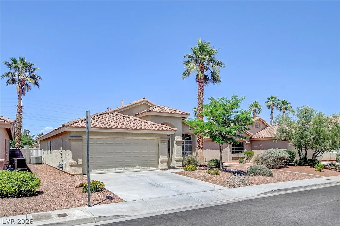 3 bed, 2.0 bath, 1477 sqft, $2,100 — Photo 2