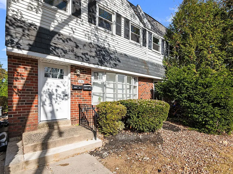 137 W Maryland Ave — Photo 16