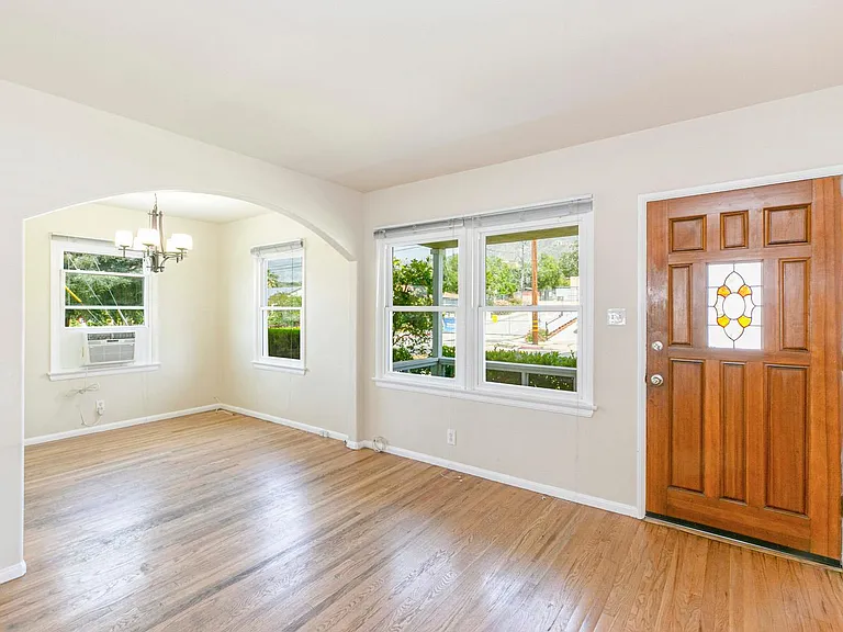 10929 Whitegate Ave — Photo 14