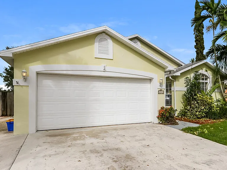 6285 Lauderdale St — Photo 1
