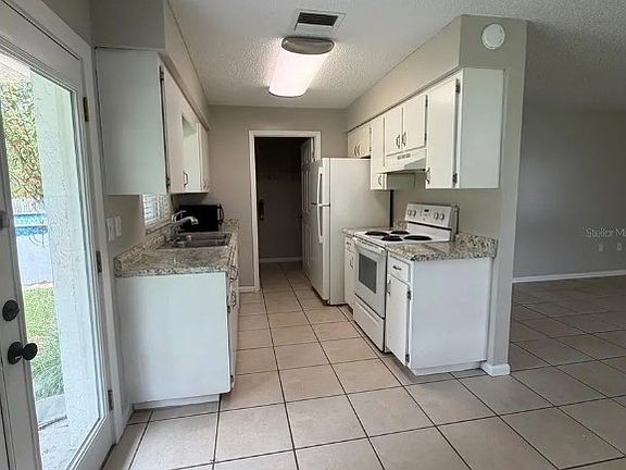 5th image of 1405 Crystal Ct #B