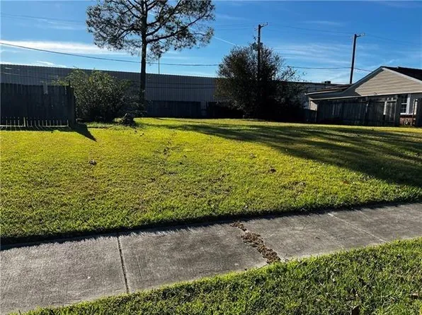 316 Perrin Dr, Arabi, LA 70032