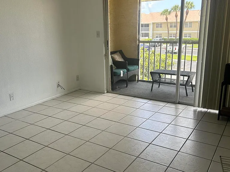 1537 SE Royal Green Cir #E201 — Photo 7