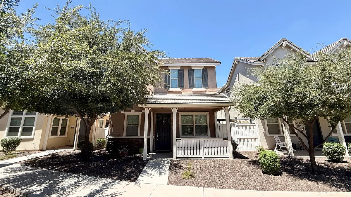 3 bed, 3.5 bath, 1944 sqft, $2,270 — Photo 1