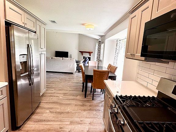 4th image of 9955 Buttercup Dr