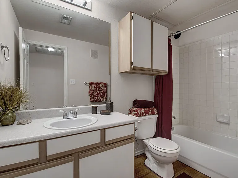 Indian Creek Apartments — Photo 13