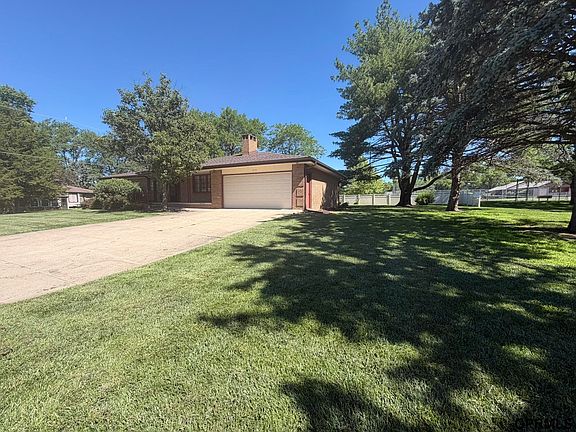 4th image of 630 E 2nd St
