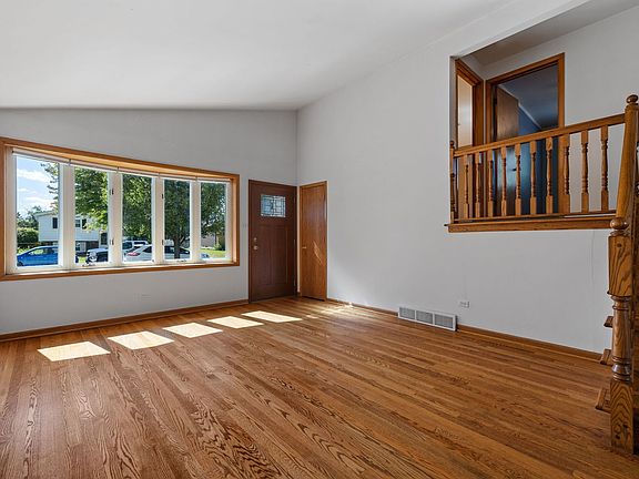 3rd image of 9833 Mayfield Ave