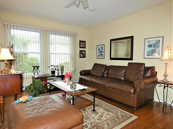 2nd image of 925 Jamaica Blvd