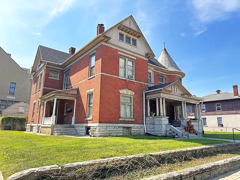 Beautiful and Unique Victorian Apartment Building — Photo 3