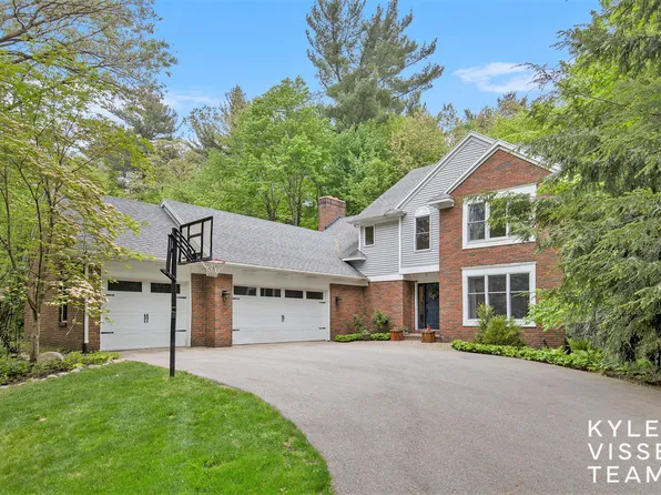 3223 Riverwoods Dr NE, Rockford, MI 49341