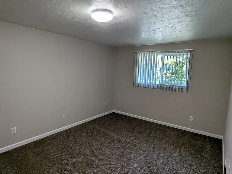 Apartment in West Salem near banks, shopping areas, bus lines, and downtown! ~ Colonial — Photo 11
