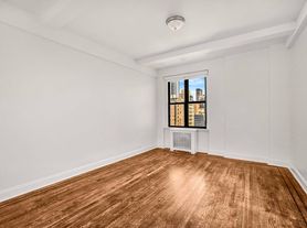 208 W 23rd St