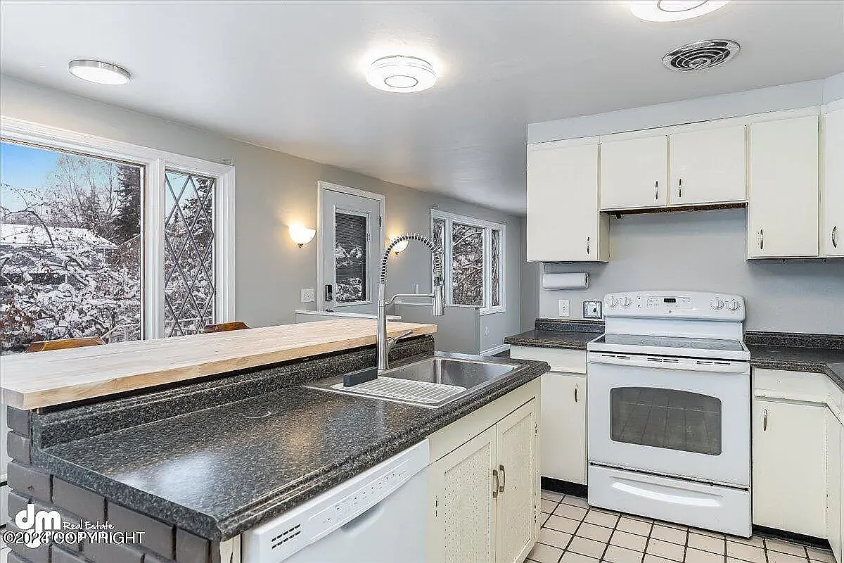 4 bed, 2000 sqft, $3,200 — Photo 3