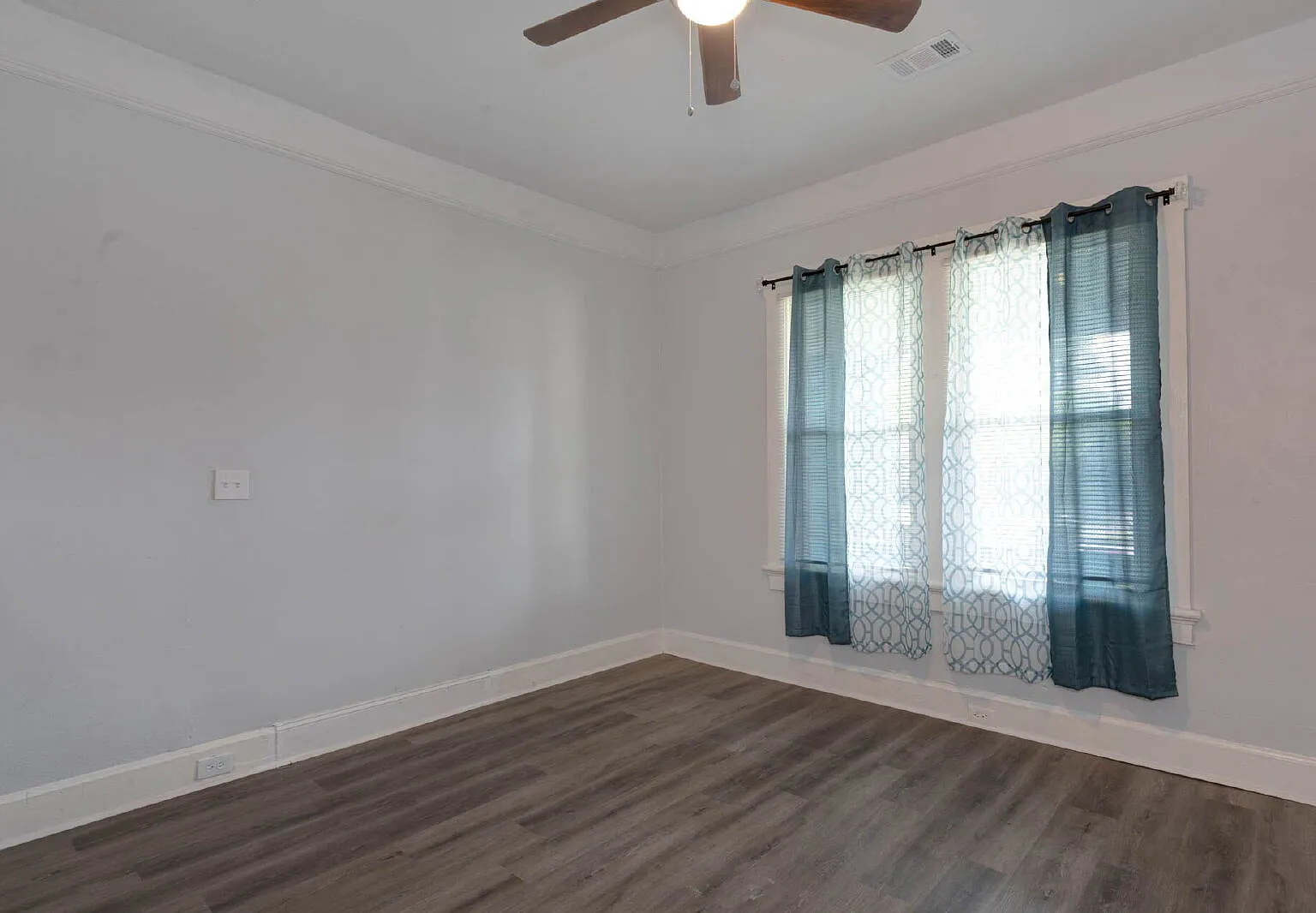 3 bed, 2.0 bath, 1110 sqft, $1,300 — Photo 2
